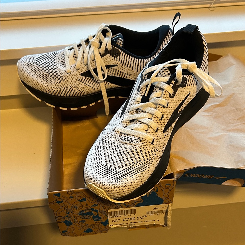 NEW! Brooks Revel 5 Women's Athletic Shoes - White and Black size 7.